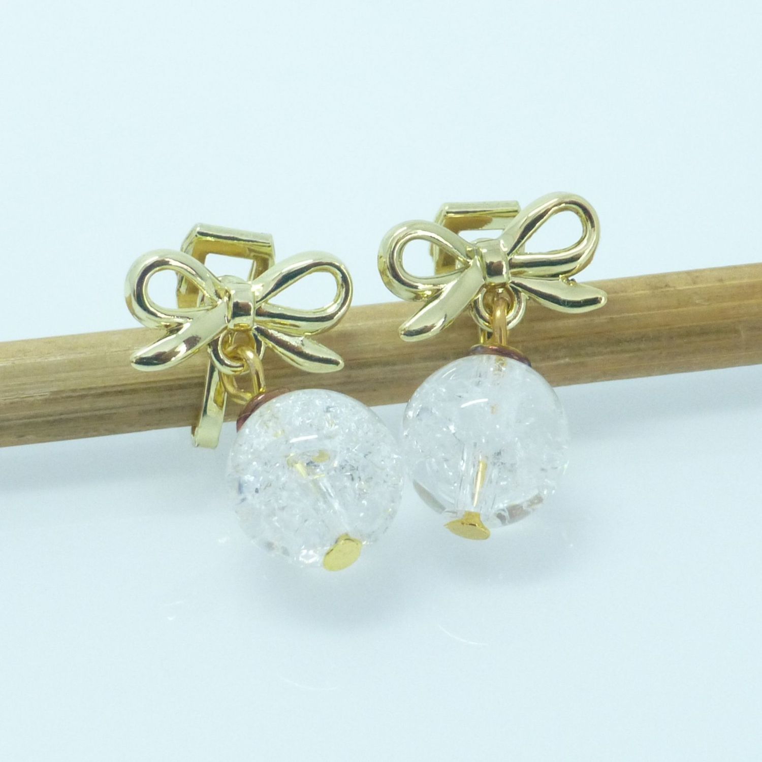 Lange Ohrclips Schleife mit Crack Bergkristall Kugel 10mm Lange Ohrclips Schleife mit Crack Bergkristall Kugel 10mm
