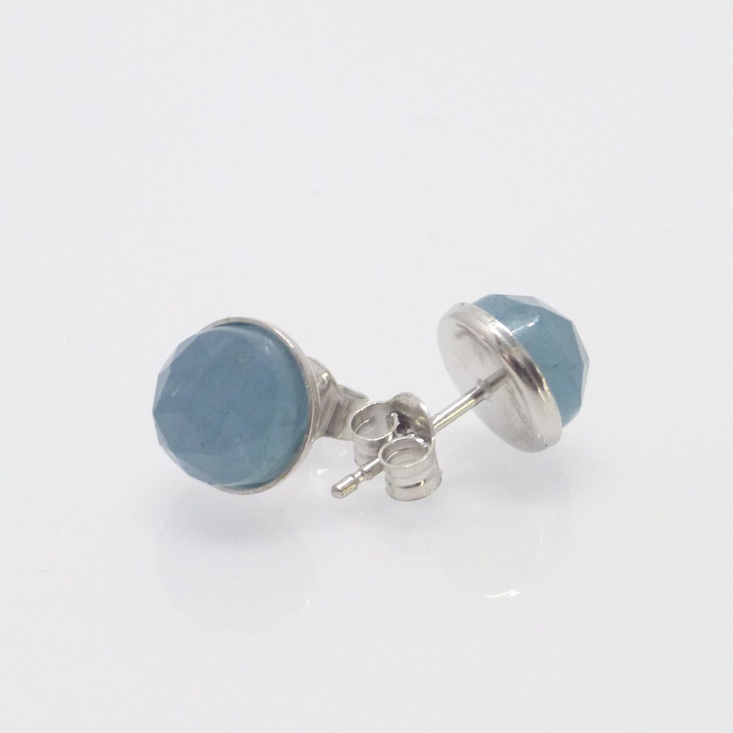 Ohrstecker rhodiniert Aquamarin-Cabochon - verschiedene Größen Ohrstecker rhodiniert Aquamarin-Cabochon - verschiedene Größen