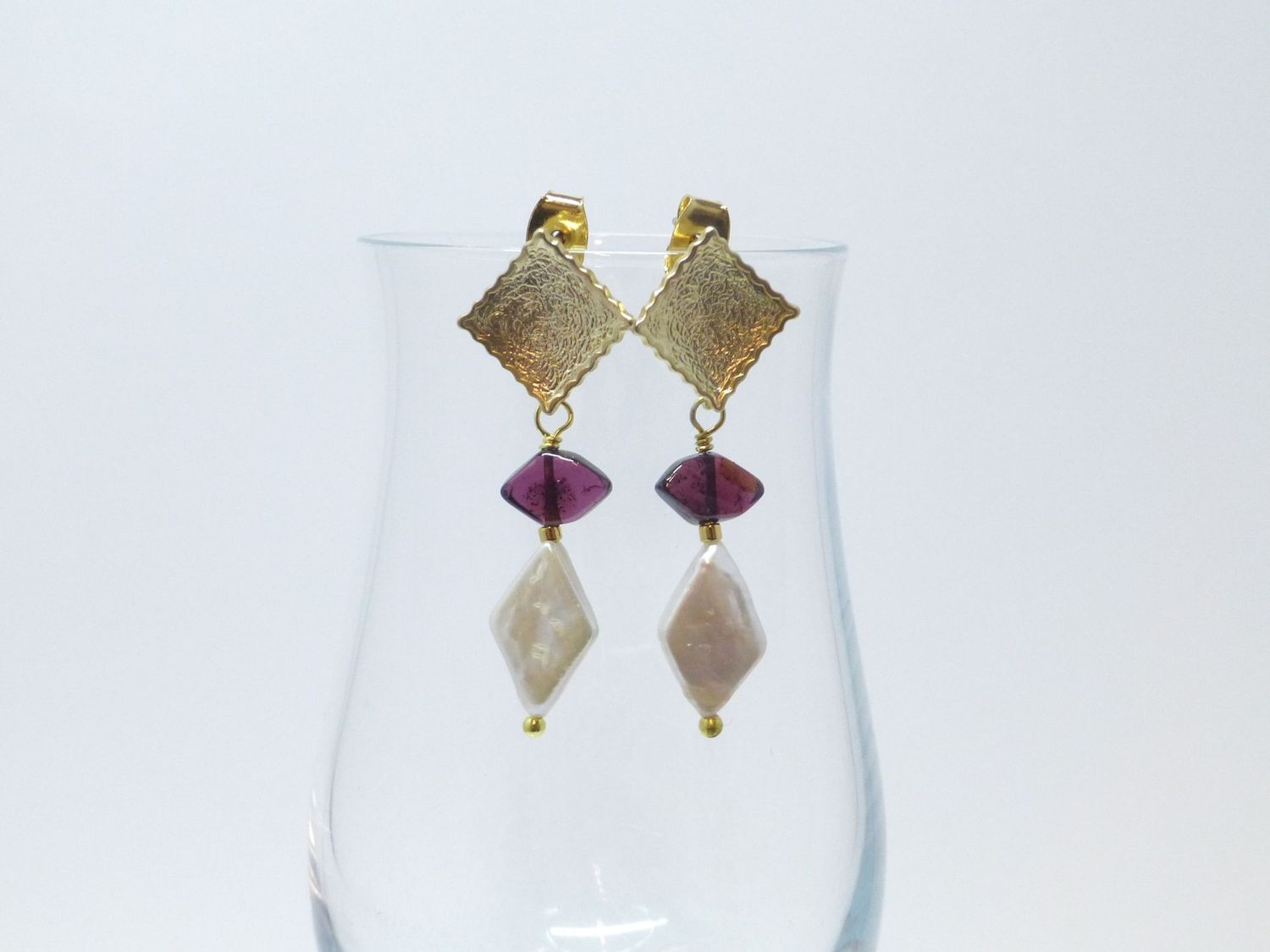 Ohrstecker Gold mit Biwa-Perlen und Granat Rauten Ohrstecker Gold mit Biwa-Perlen und Granat Rauten