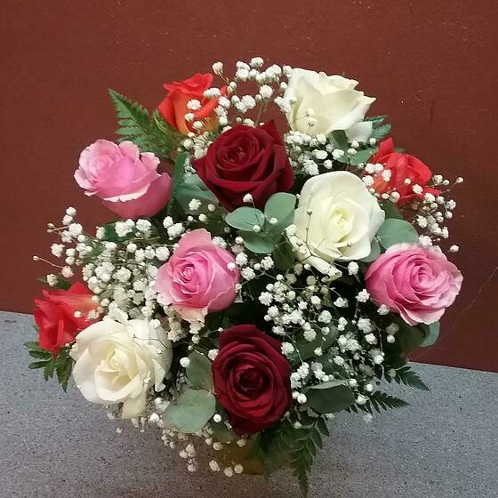 Bouquet rond roses et gypsophile