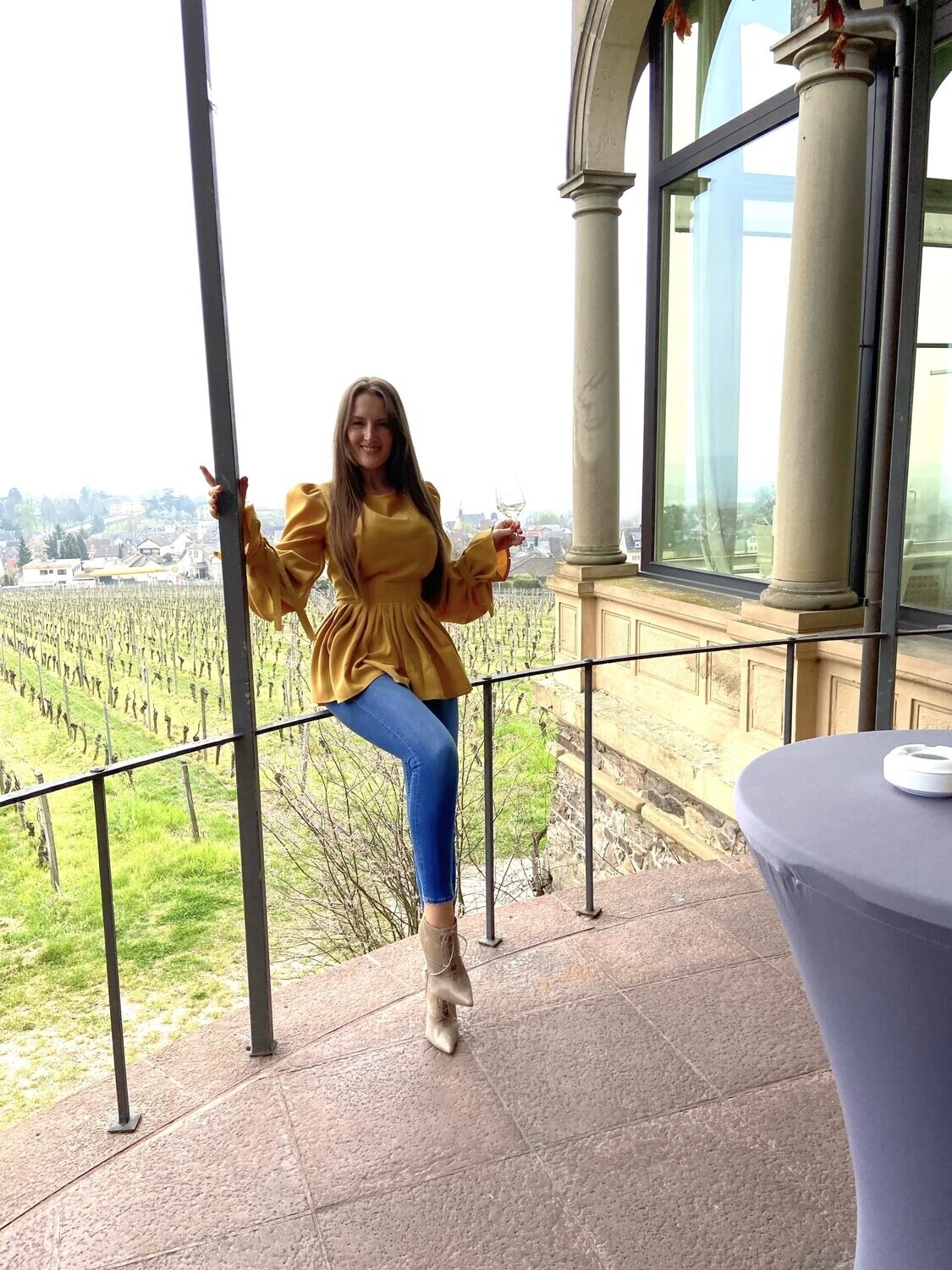 Bluse mit geöffnetem Rücken