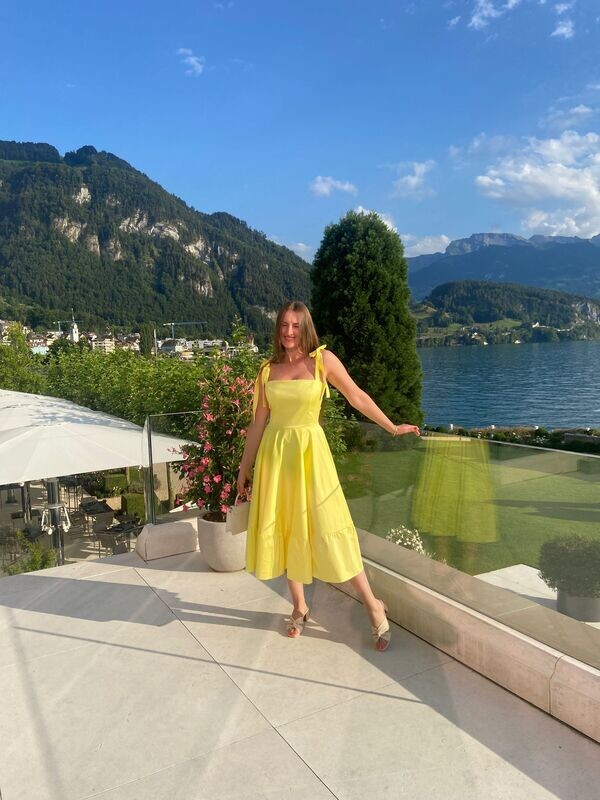 Langes Kleid mit Volant