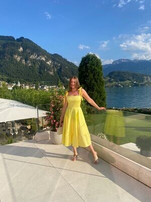 Langes Kleid mit Volant