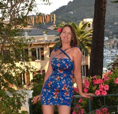 Kurzes Kleid mit Blümchen Kurzes Kleid mit Blümchen