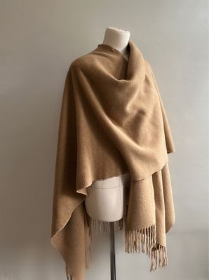 Poncho in Camelbraun mit Fransen Poncho in Camelbraun mit Fransen