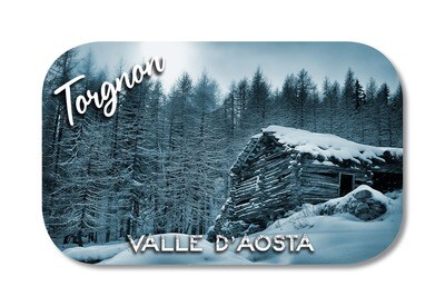 Chalet di montagna immerso nella neve