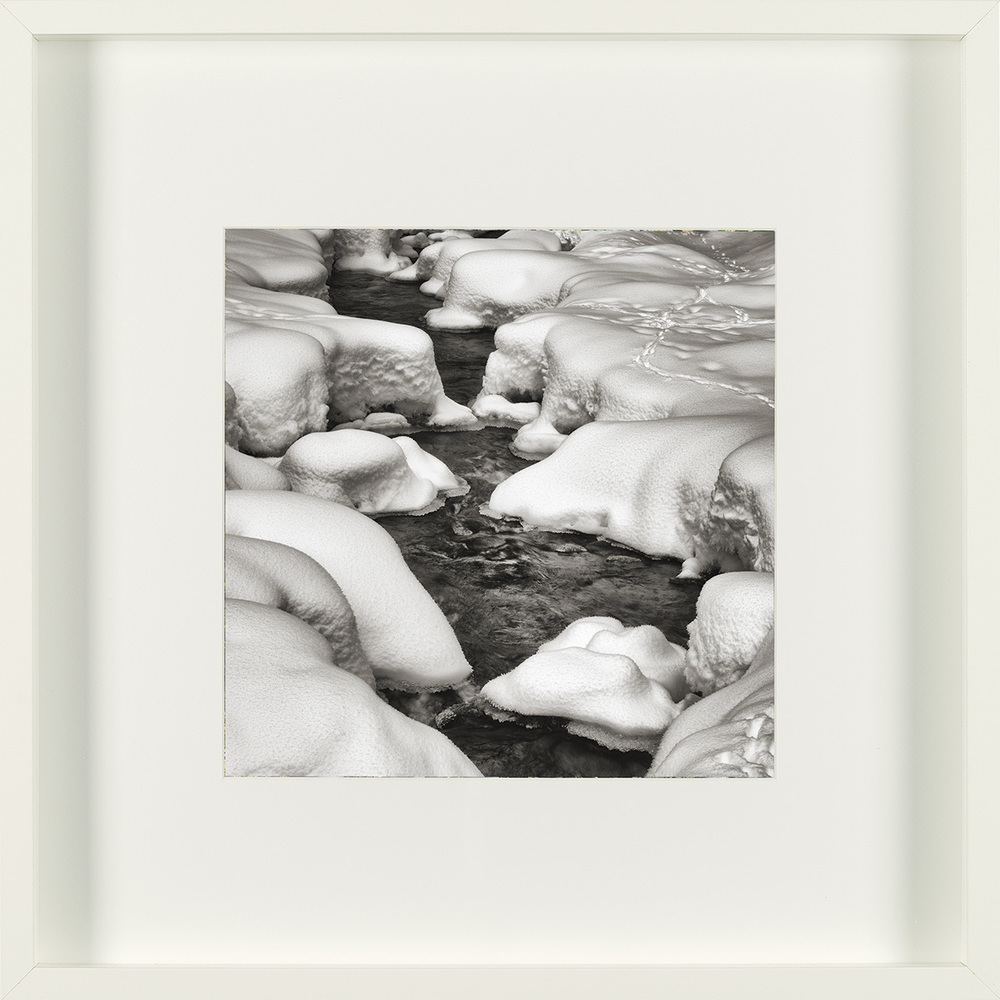 Ruscello innevato, colore cornice: BIANCO, formato cornice: 52x52cm
