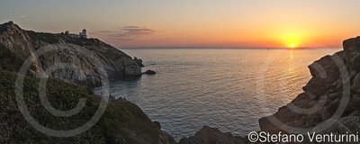 Alba al faro di capo Ferrato - Sardegna
