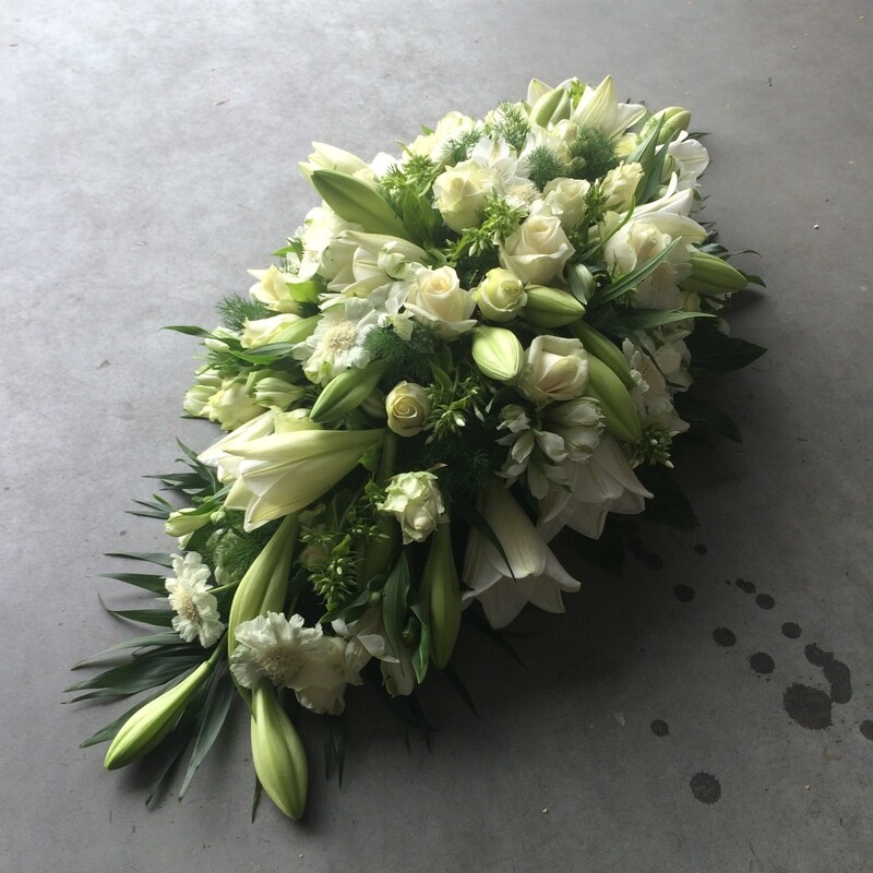 Bloemstuk langwerpig met lelies