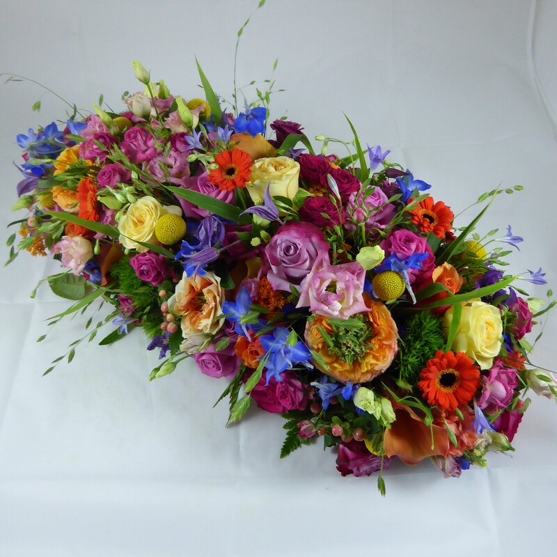 Bloemstuk langwerpig kleurrijk met veldbloemen