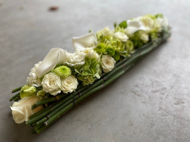 Langwerpig bloemstuk wit met chrysanten