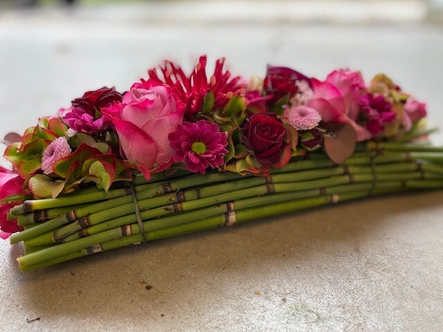 Langwerpig bloemstuk roos met chrysanten