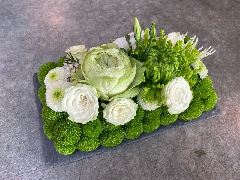 Leisteen met bloemstuk