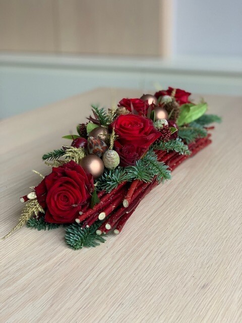 Langwerpig bloemstuk met cornus