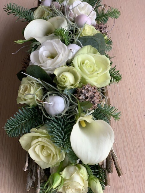 Langwerpig bloemstuk met witte Abeel