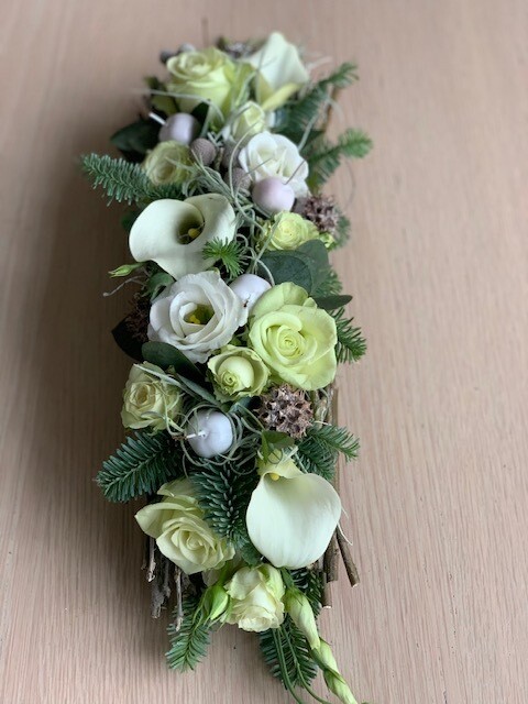 Langwerpig bloemstuk met witte Abeel