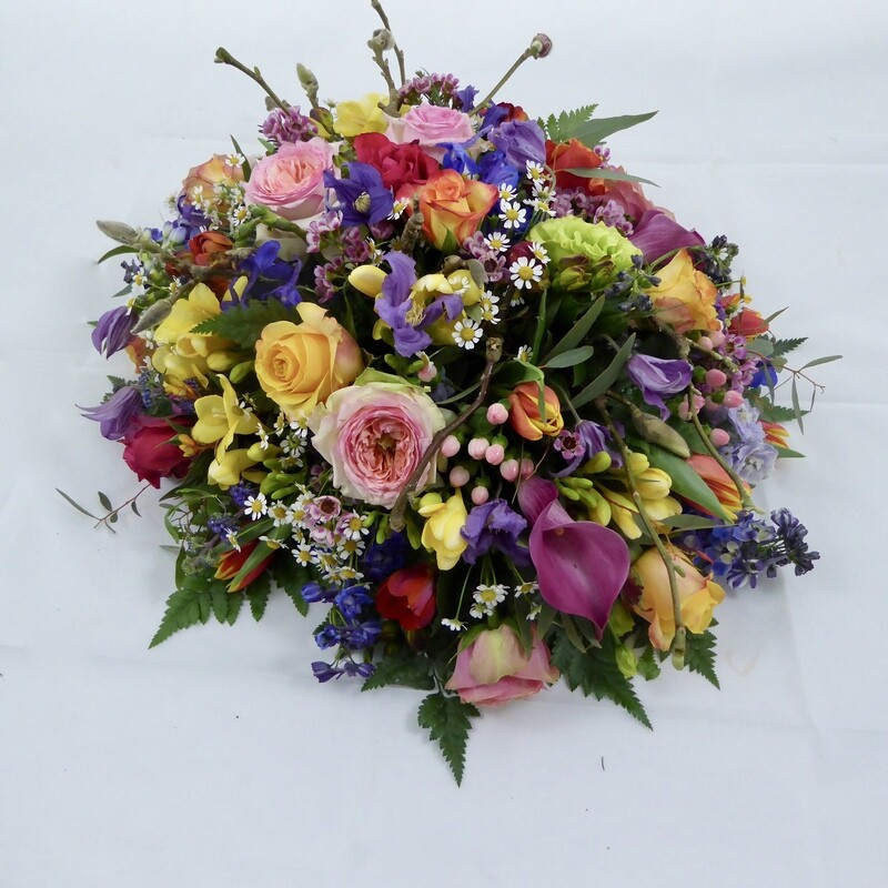 Bloemstuk rond kleurrijk veldbloemen