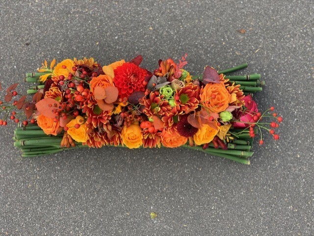 Langwerpig bloemstuk met slangengras