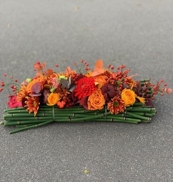 Langwerpig bloemstuk met slangengras