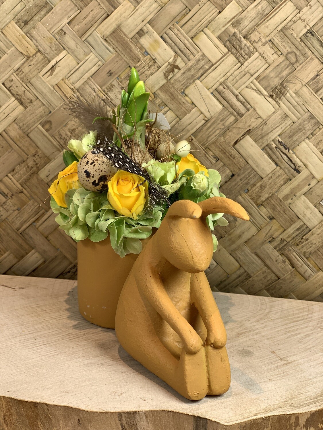 Bloemstukje in &#39;konijn&#39; sierpotje