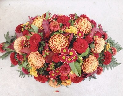 Klassiek grafstuk met bol chrysanten