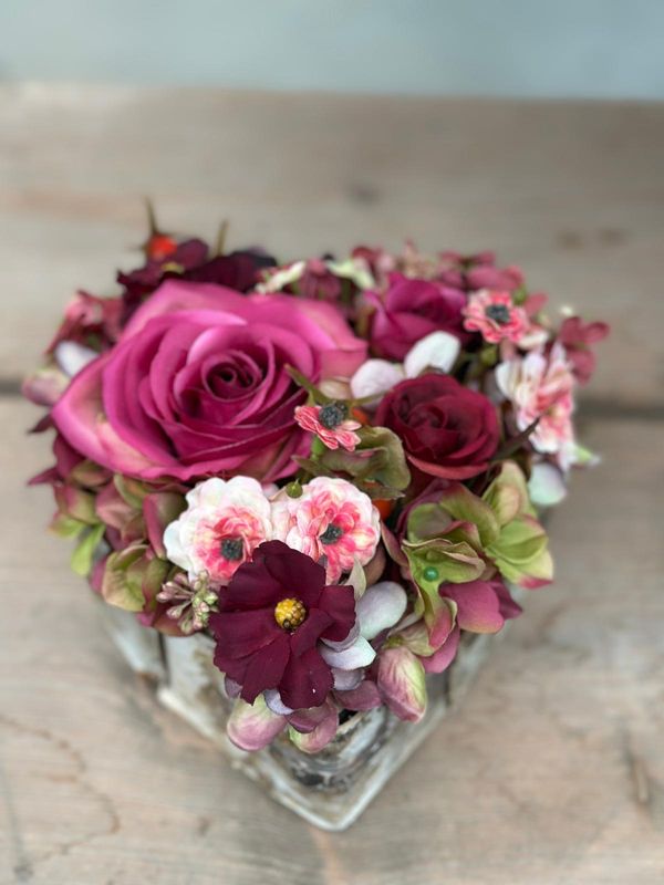 Hart met zijdebloemen