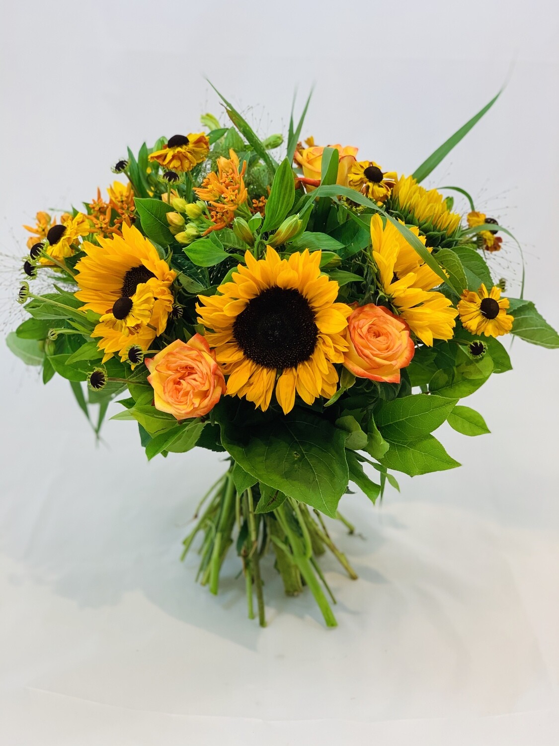 Boeket zonnebloemen en rozen. Breng de zon in huis met dit prachtige boeket vol frisse zonnebloemen…