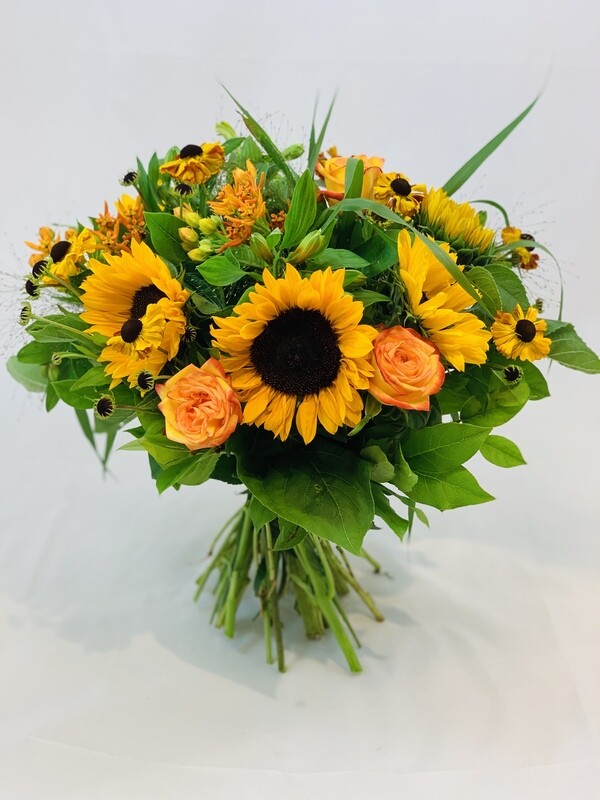 Boeket zonnebloemen en rozen. Breng de zon in huis met dit prachtige boeket vol frisse zonnebloemen…