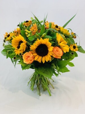 Boeket zonnebloemen en rozen. Breng de zon in huis met dit prachtige boeket vol frisse zonnebloemen…