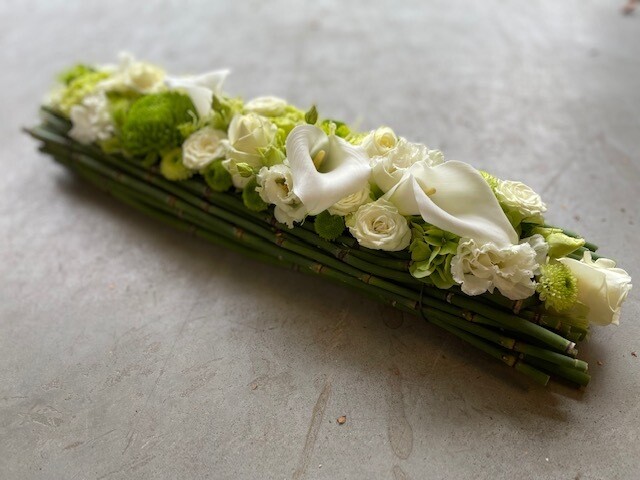Langwerpig bloemstuk wit met chrysanten