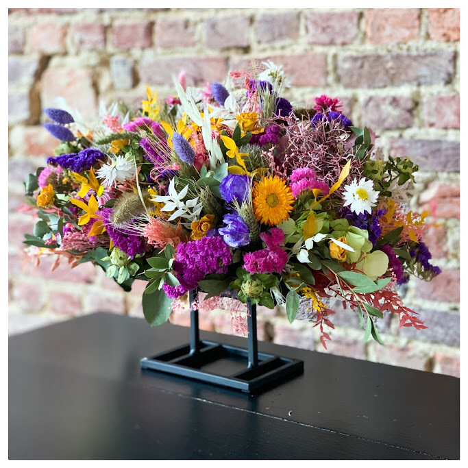 Bloemstuk op voet droogbloemen