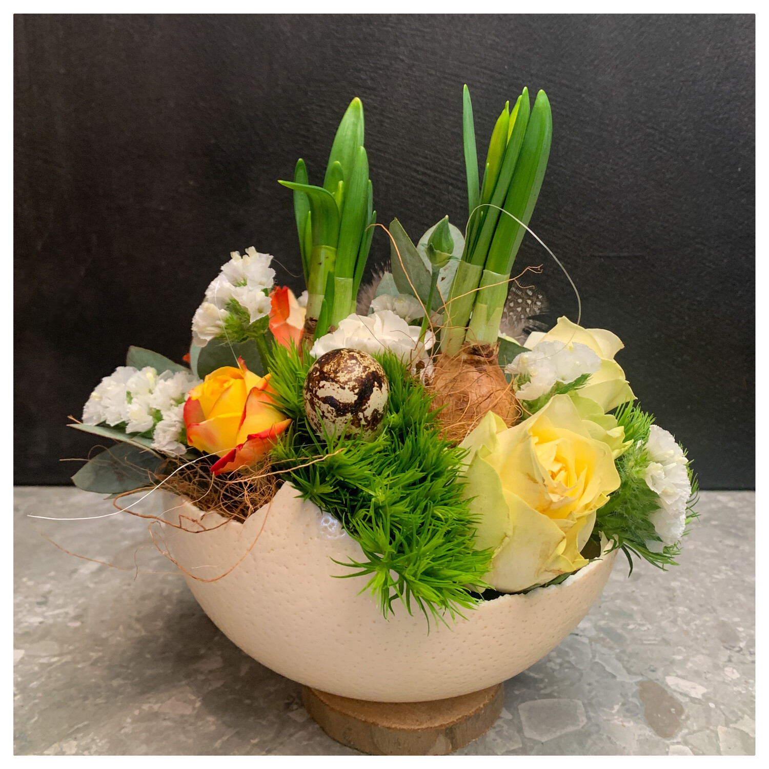 Struisvogelei vol bloemen