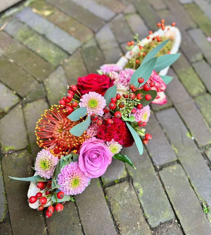 Bloemstuk in langwerpige schaal Allerheiligen