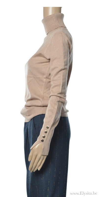 Rolkraagtrui met sierknopen / Beige