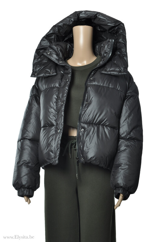 Effen donsjas met kap / Zwart