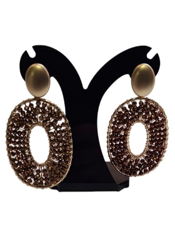 Gouden oorbel met bruine stenen