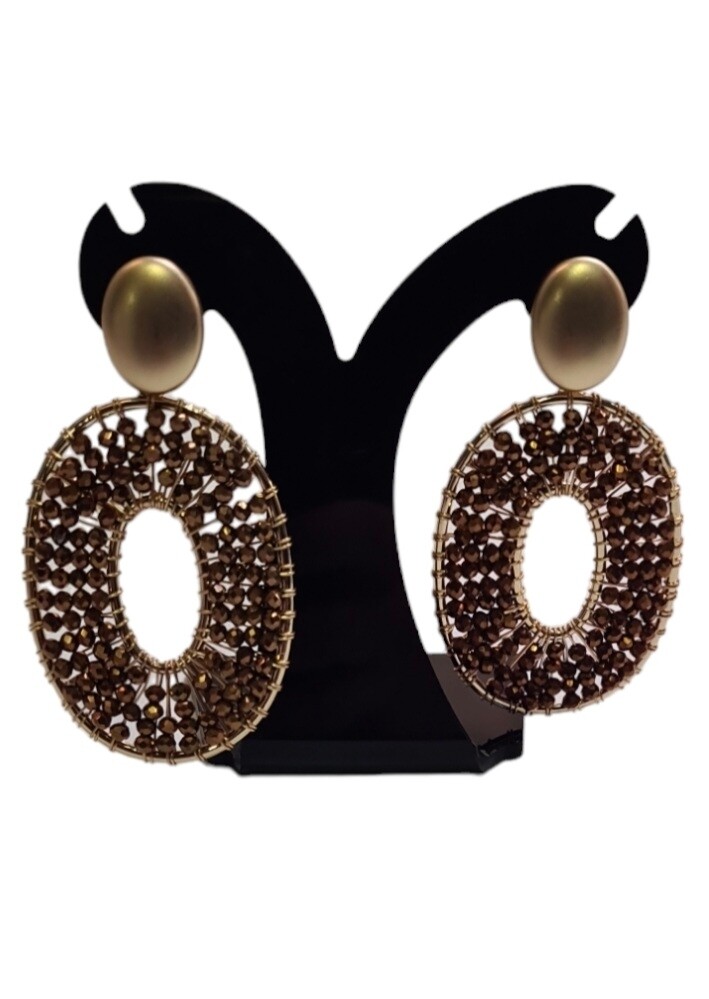 Gouden oorbel met bruine stenen