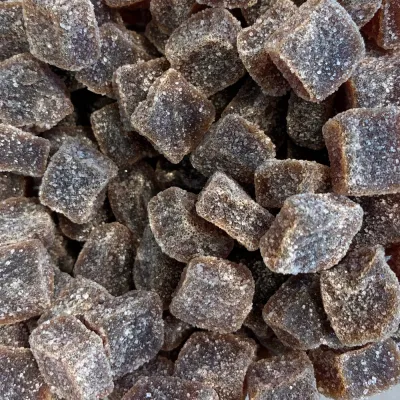 Bonbons au gingembre de Temmerman, gommes tendres brunes en cubes au goût relevé, enrobées de sucre