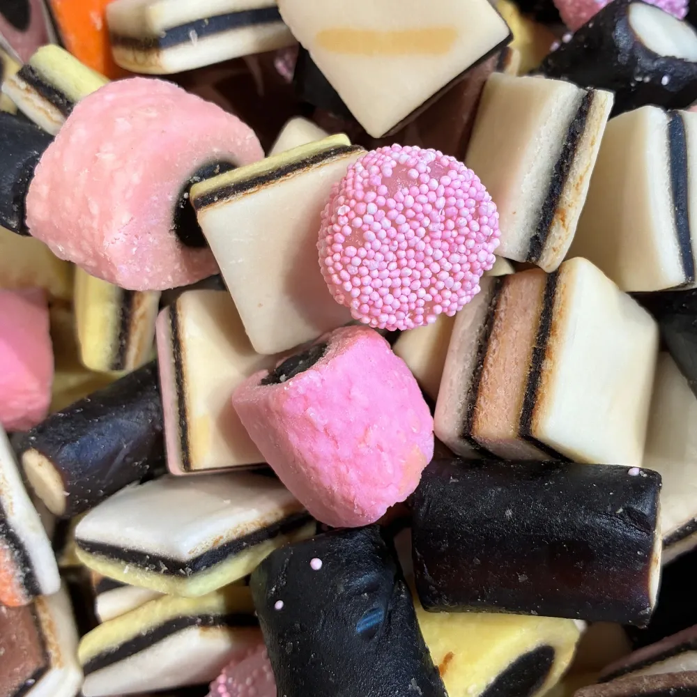 Temmerman English liquorice, assortment of semi-soft liquorice sweets in different colours and shapes