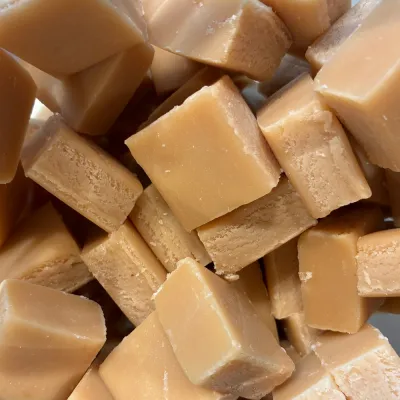 Fudge de Temmerman, caramelo blando marrón en cubos, el típico caramelo inglés de fundido cremoso