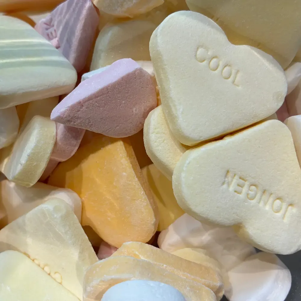 Grands cœurs de Temmerman, grands bonbons de sucre cuit en forme de cœur aux fruits, tons pastel