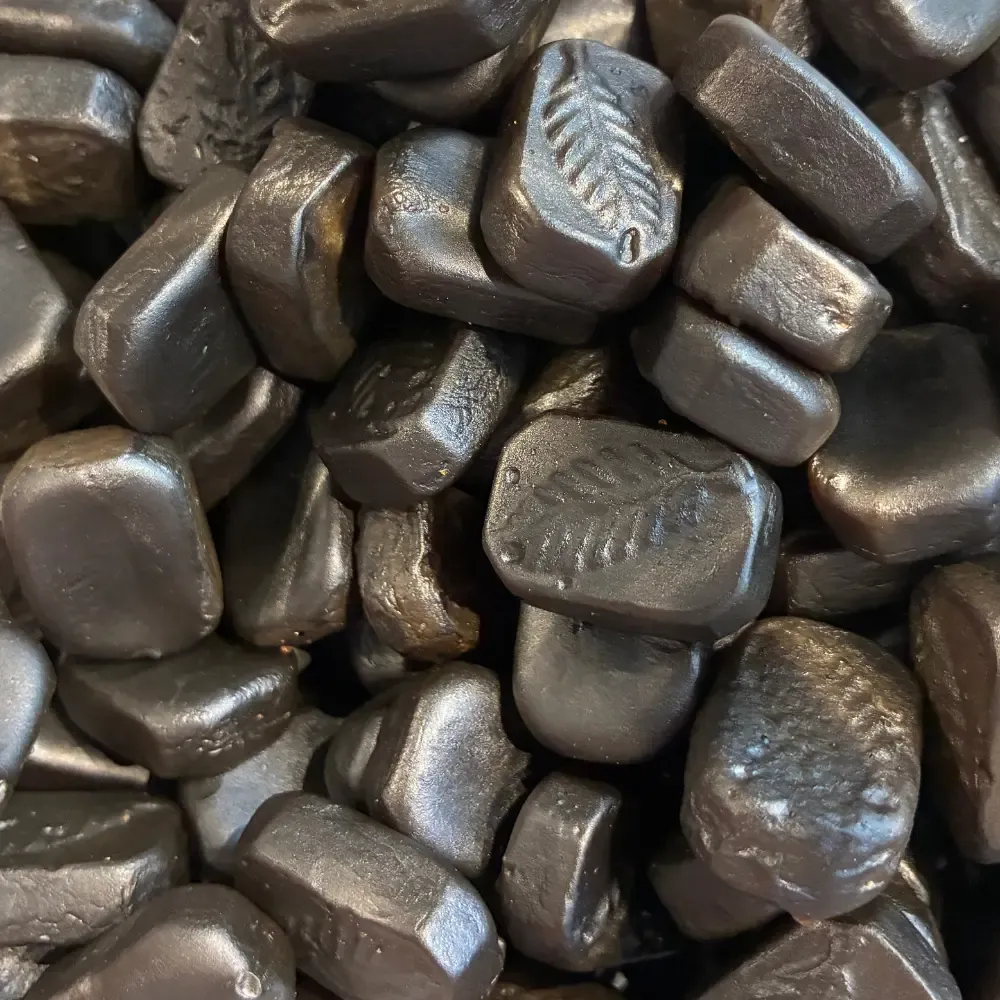 Temmerman laurel liquorice, semi-soft black liquorice with laurel flavour and a leaf on the surface