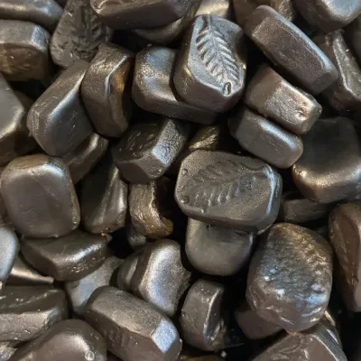 Temmerman laurel liquorice, semi-soft black liquorice with laurel flavour and a leaf on the surface