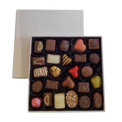 Caja de regalo de lujo con bombones - mediana