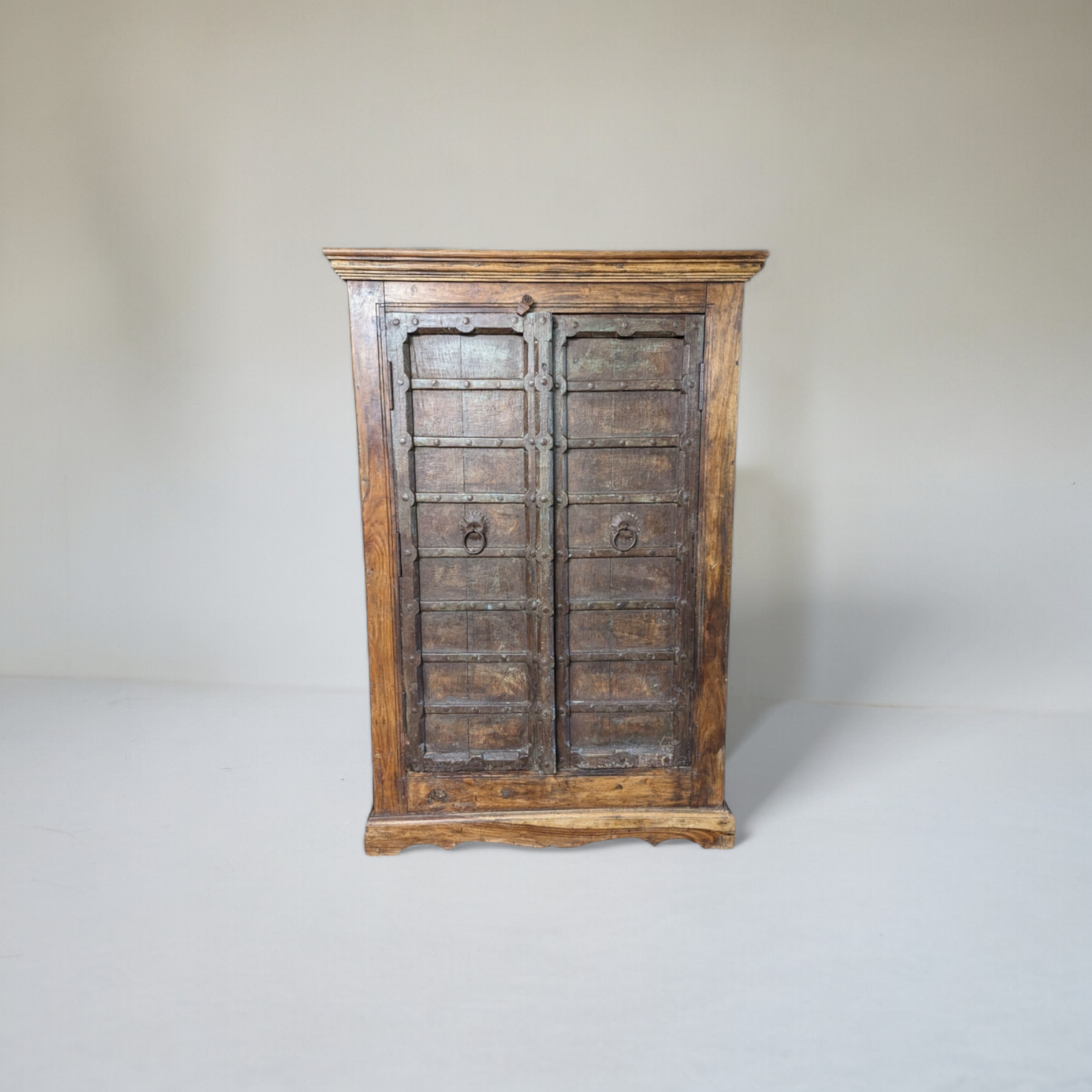 Oude authentieke India kast van massief hout met unieke handgemaakte details in landelijke en bohemian stijl - te koop bij woonwinkel in Goirle, regio Tilburg