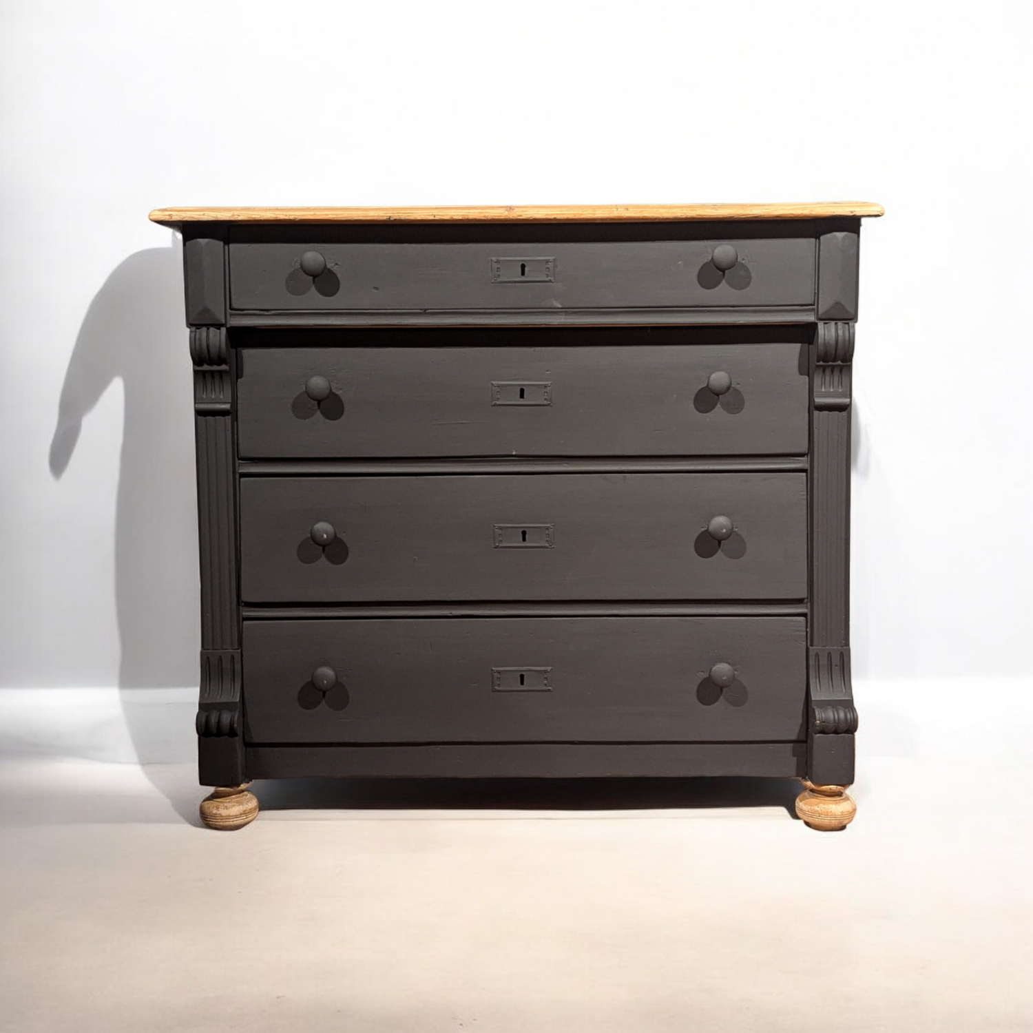 Commode rurale noire mate