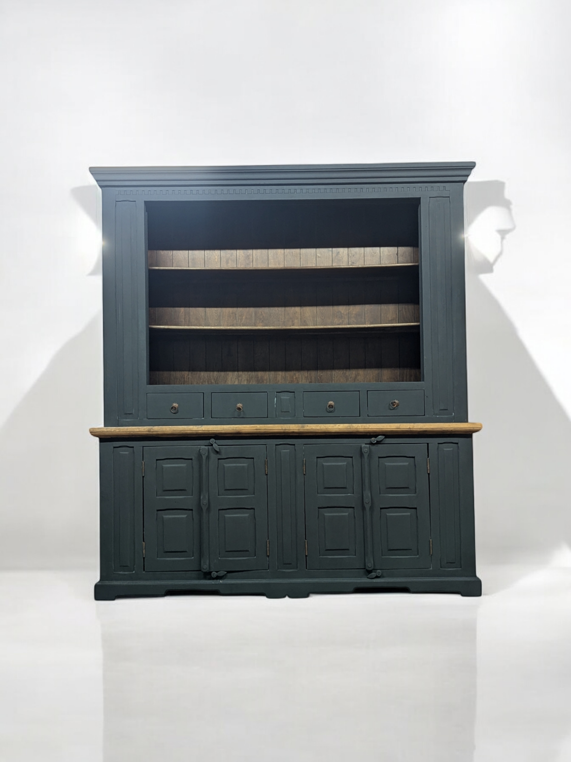 Oude Landelijke Kast van Teakhout – Authentieke Houten Kast met Doorleefde Look