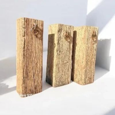 Robuuste Houten Meerpaal, stijlvolle en duurzame houten zuil met ring die geschikt is voor zowel binnen- als buitengebruik.