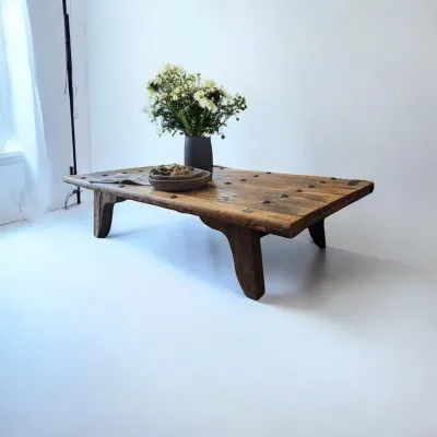 Industriële boomstam bartafel met Barkrukken. Salontafel en side tables koop je bij Woonwinkel FF iets anders te Goirle nabij Tilburg