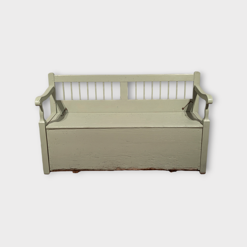 Antike ungarische Aufbewahrungsbank – Rustikales Design, H 217 x B 204 x T 54 cm